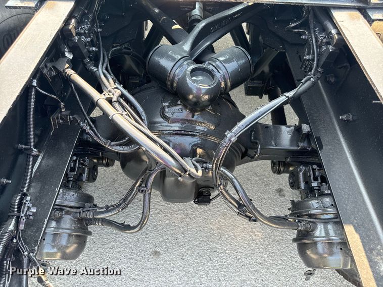 image for item OF9878 2003 Kenworth T800 semi truck