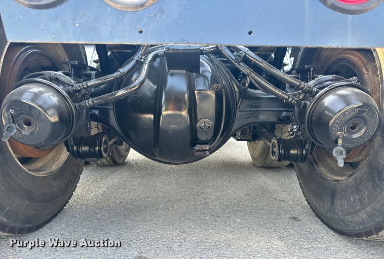 image for item OF9878 2003 Kenworth T800 semi truck