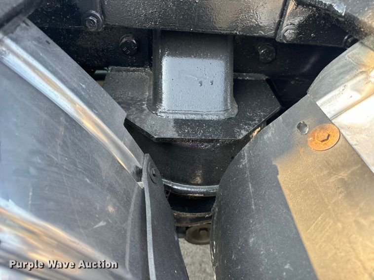 image for item OF9878 2003 Kenworth T800 semi truck