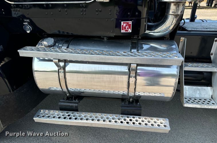 image for item OF9878 2003 Kenworth T800 semi truck