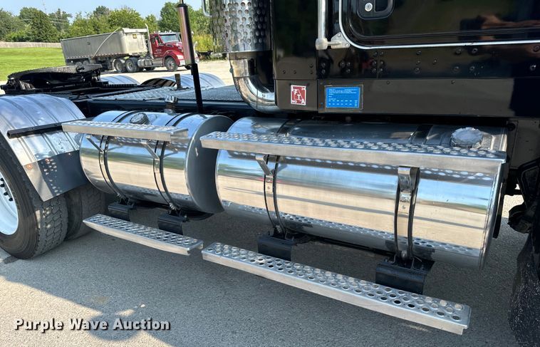 image for item OF9878 2003 Kenworth T800 semi truck