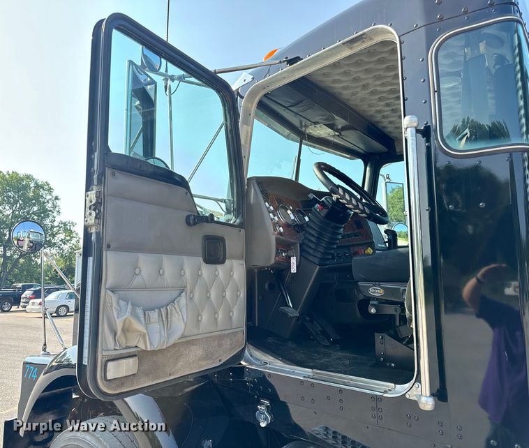 image for item OF9878 2003 Kenworth T800 semi truck
