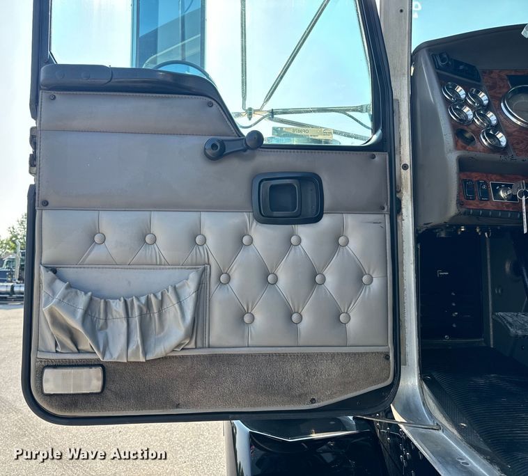 image for item OF9878 2003 Kenworth T800 semi truck