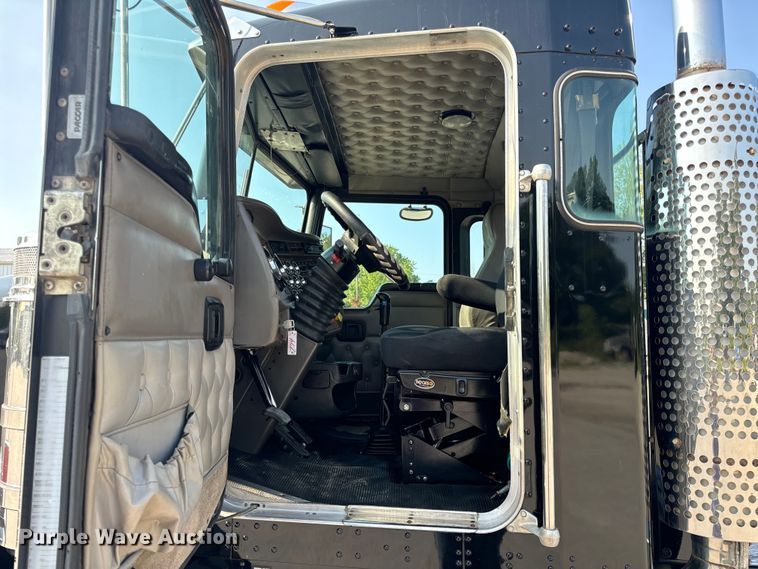 image for item OF9878 2003 Kenworth T800 semi truck