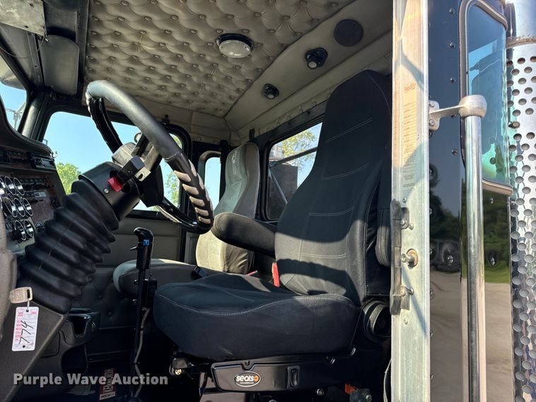 image for item OF9878 2003 Kenworth T800 semi truck