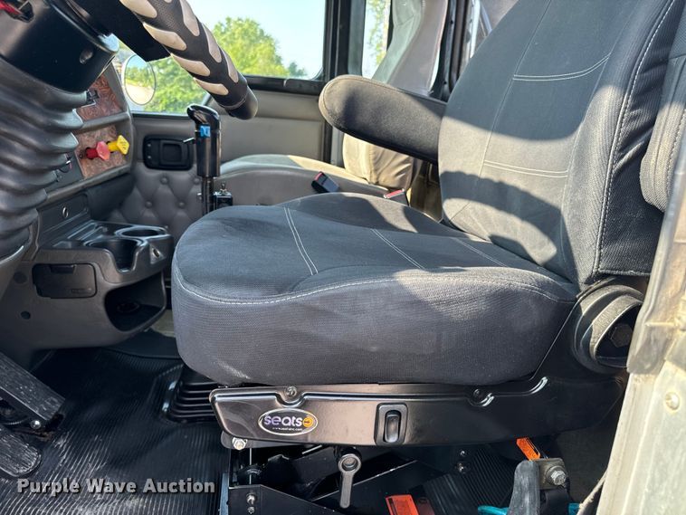 image for item OF9878 2003 Kenworth T800 semi truck