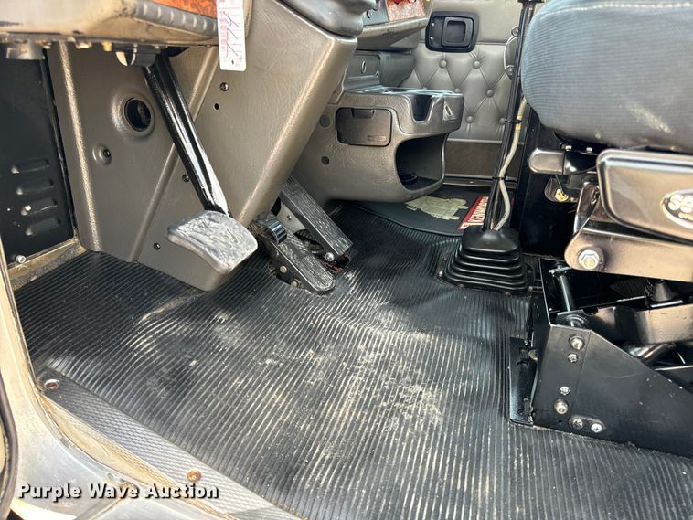 image for item OF9878 2003 Kenworth T800 semi truck