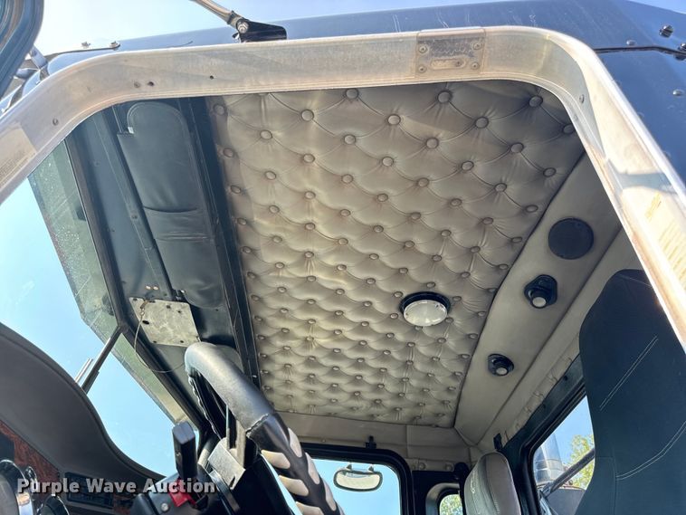 image for item OF9878 2003 Kenworth T800 semi truck