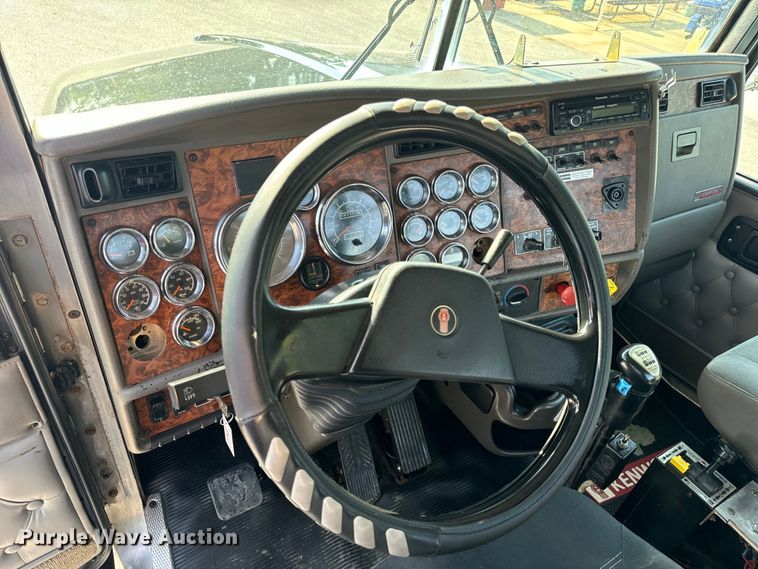 image for item OF9878 2003 Kenworth T800 semi truck
