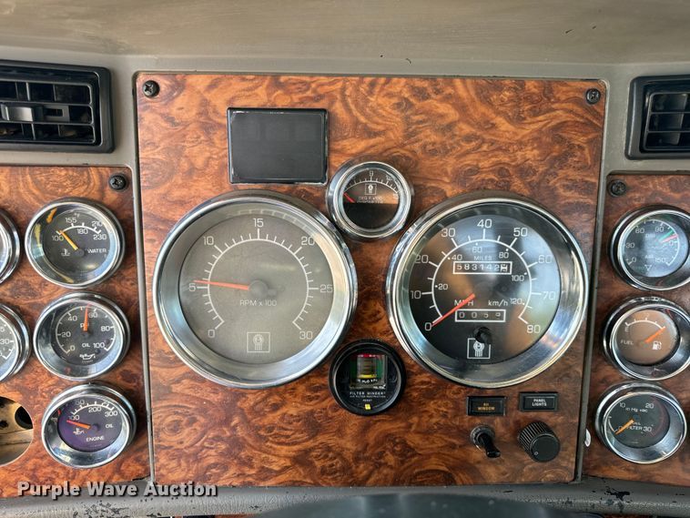 image for item OF9878 2003 Kenworth T800 semi truck