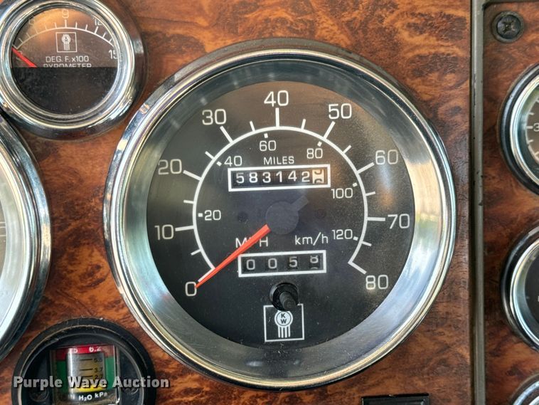 image for item OF9878 2003 Kenworth T800 semi truck