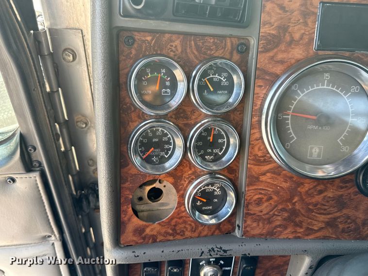 image for item OF9878 2003 Kenworth T800 semi truck