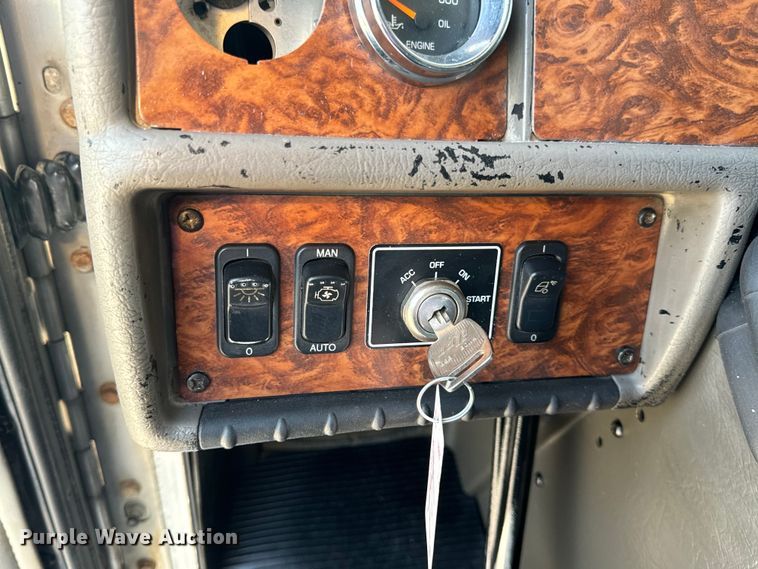 image for item OF9878 2003 Kenworth T800 semi truck