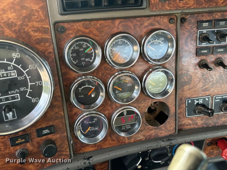 image for item OF9878 2003 Kenworth T800 semi truck