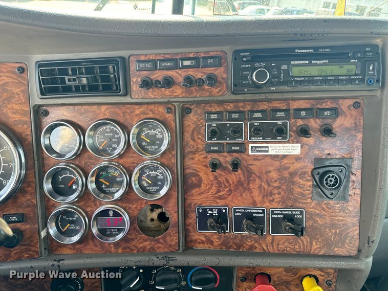 image for item OF9878 2003 Kenworth T800 semi truck