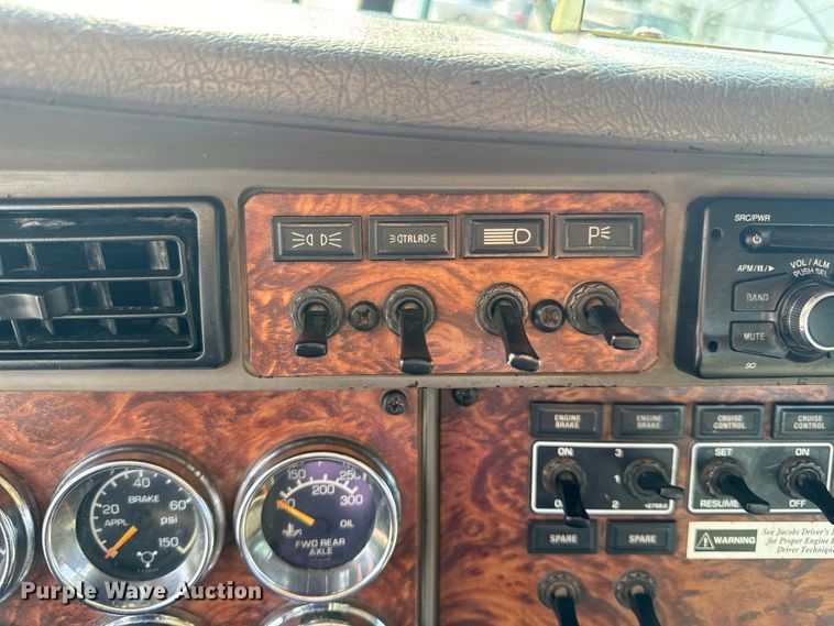 image for item OF9878 2003 Kenworth T800 semi truck