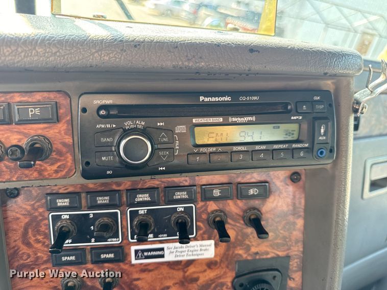 image for item OF9878 2003 Kenworth T800 semi truck