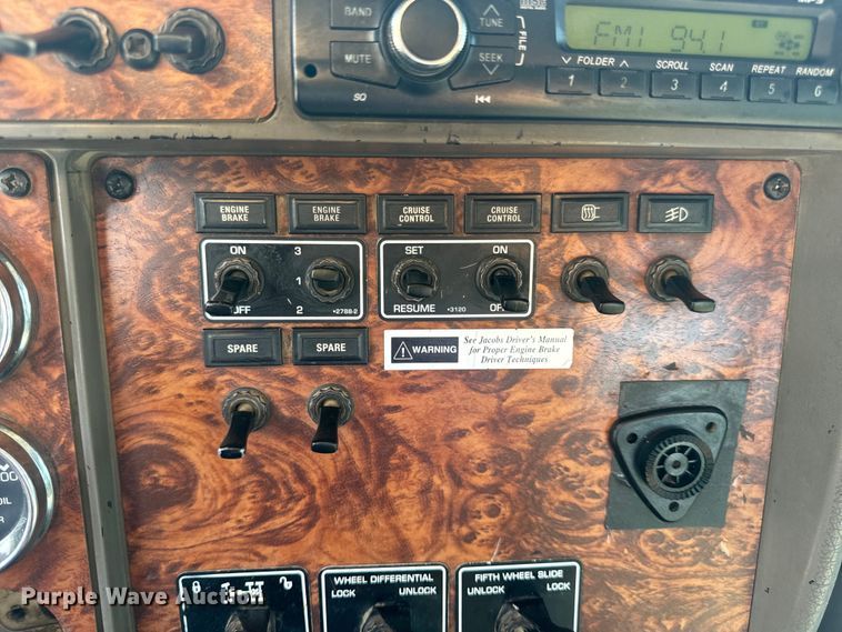 image for item OF9878 2003 Kenworth T800 semi truck