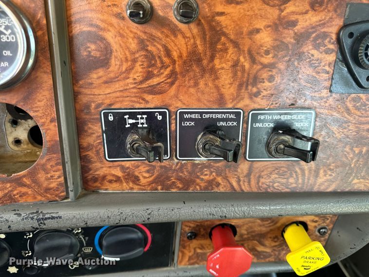 image for item OF9878 2003 Kenworth T800 semi truck