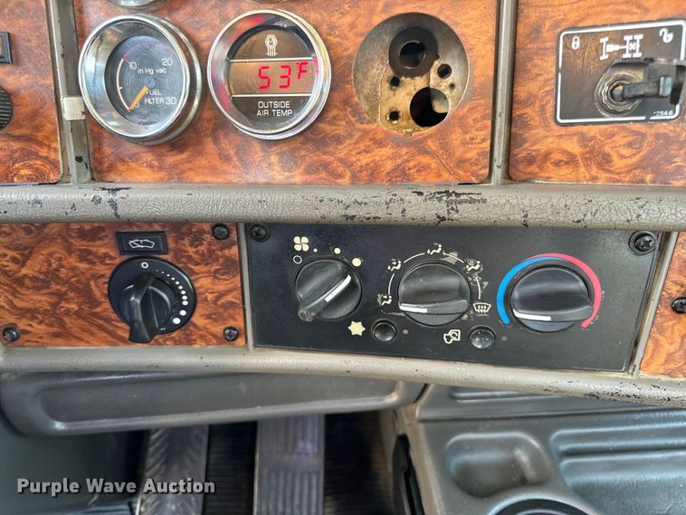 image for item OF9878 2003 Kenworth T800 semi truck