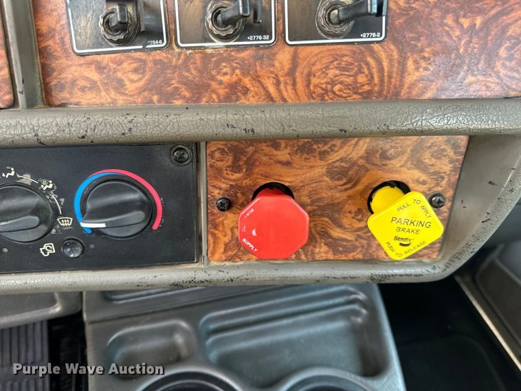 image for item OF9878 2003 Kenworth T800 semi truck