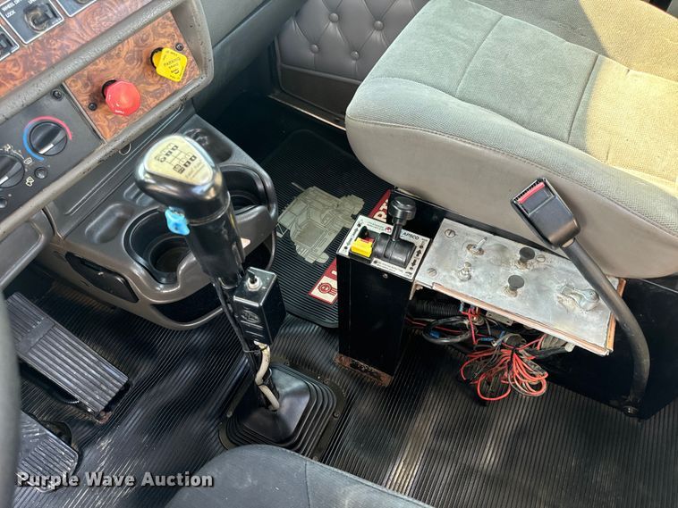 image for item OF9878 2003 Kenworth T800 semi truck