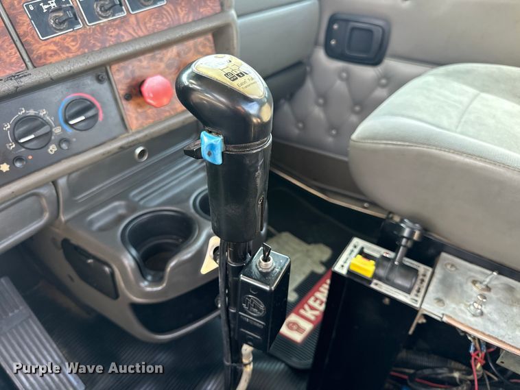 image for item OF9878 2003 Kenworth T800 semi truck