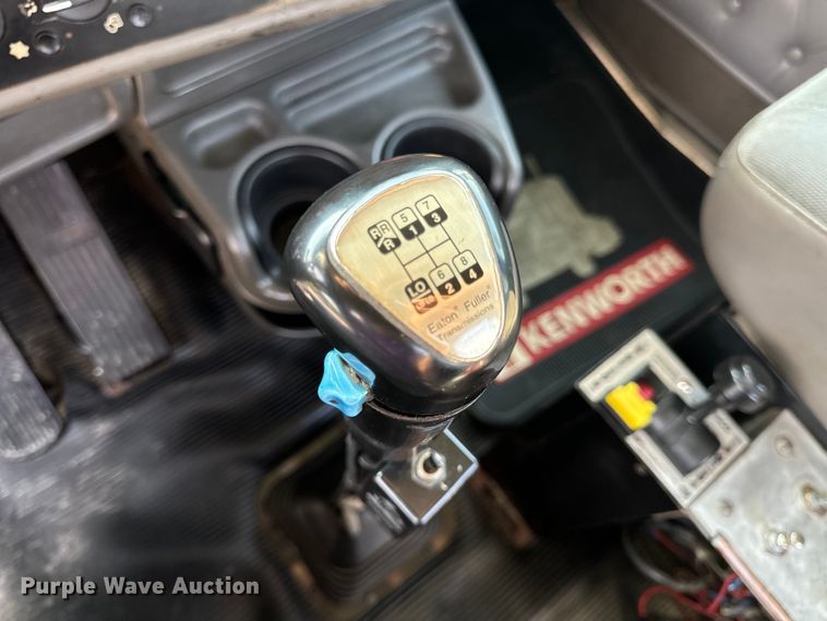 image for item OF9878 2003 Kenworth T800 semi truck