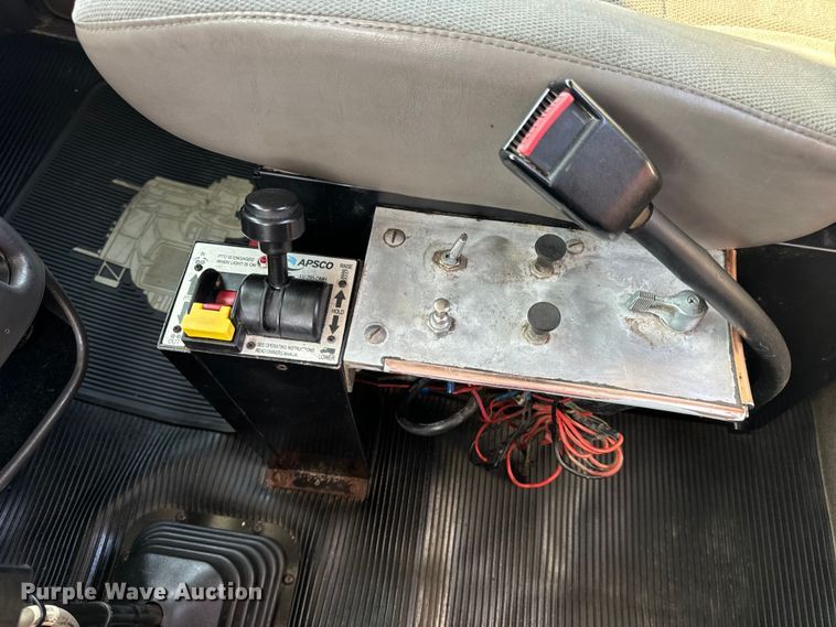 image for item OF9878 2003 Kenworth T800 semi truck