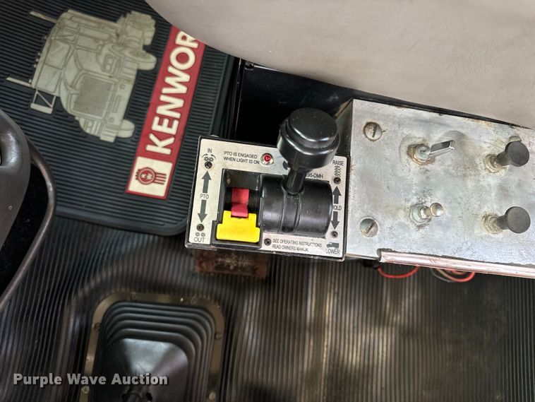 image for item OF9878 2003 Kenworth T800 semi truck