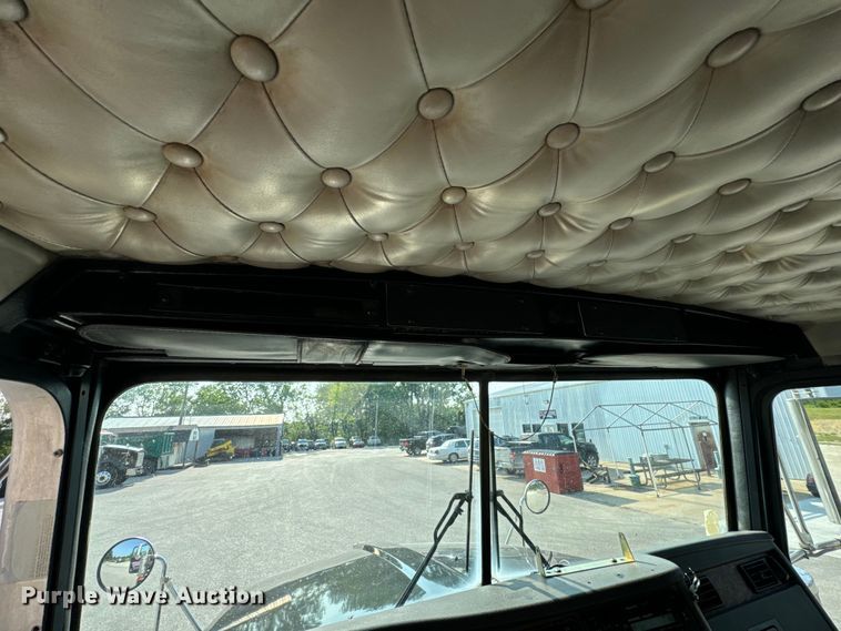 image for item OF9878 2003 Kenworth T800 semi truck