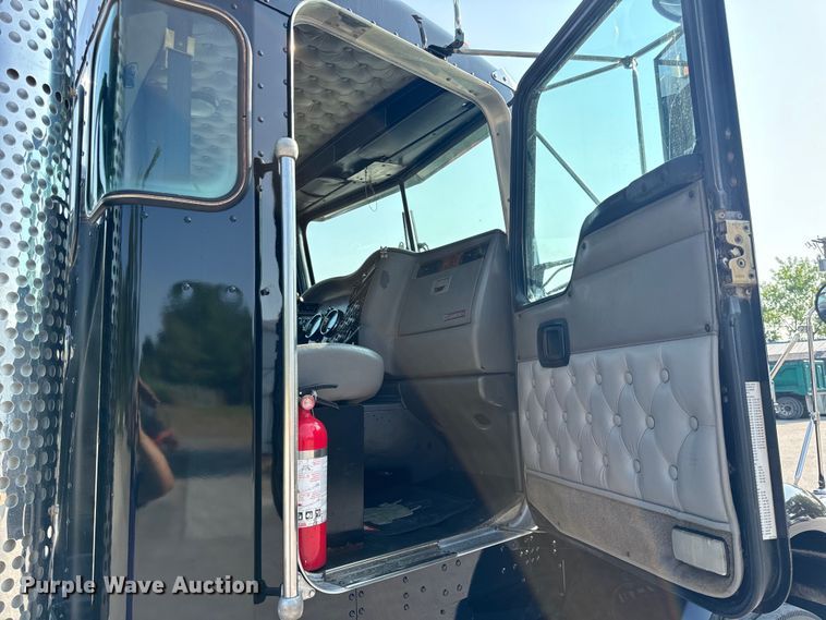 image for item OF9878 2003 Kenworth T800 semi truck