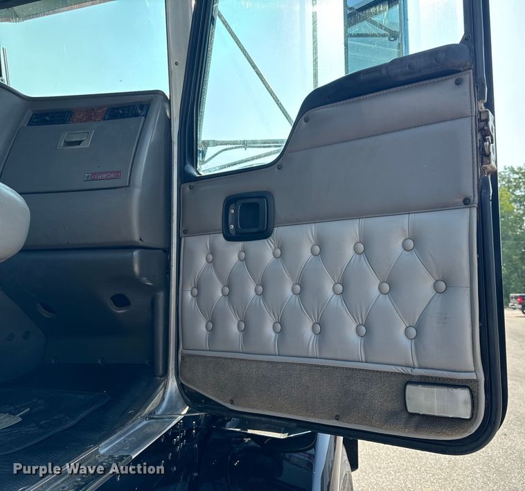 image for item OF9878 2003 Kenworth T800 semi truck