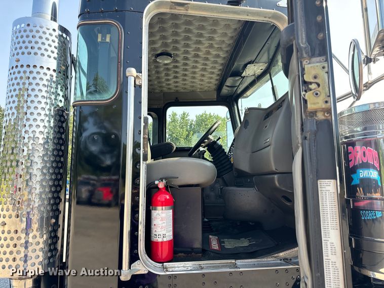 image for item OF9878 2003 Kenworth T800 semi truck