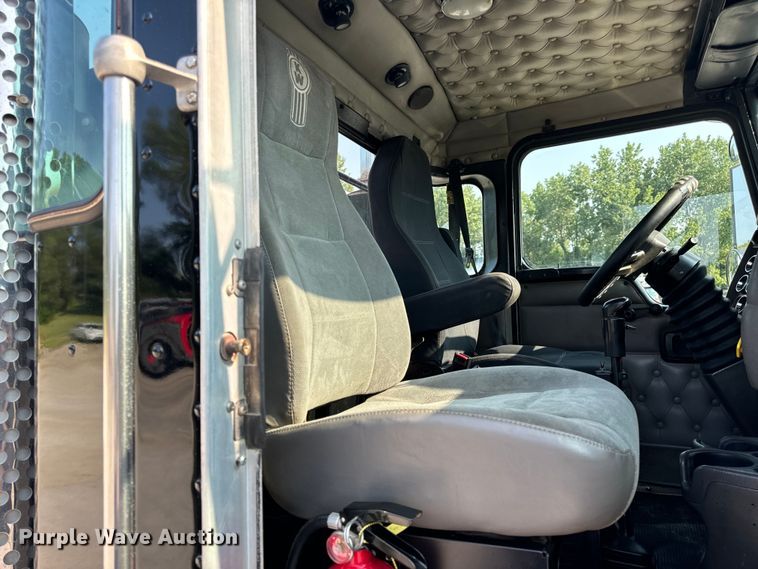 image for item OF9878 2003 Kenworth T800 semi truck