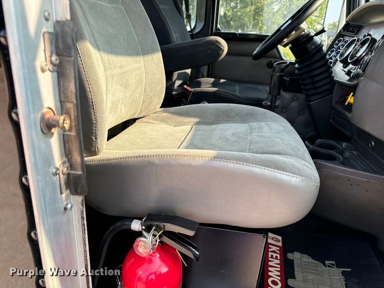 image for item OF9878 2003 Kenworth T800 semi truck