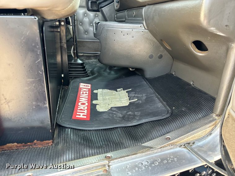 image for item OF9878 2003 Kenworth T800 semi truck