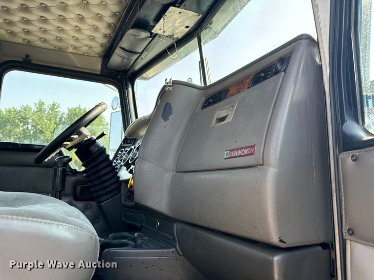 image for item OF9878 2003 Kenworth T800 semi truck