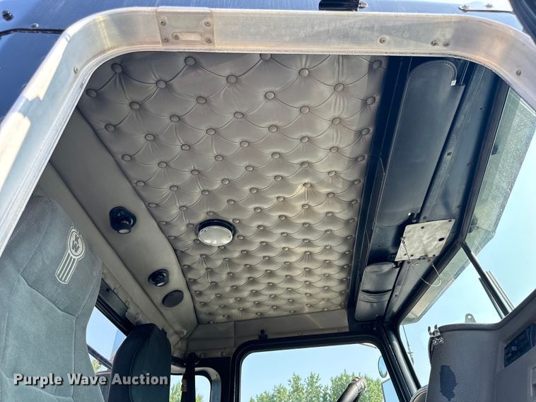 image for item OF9878 2003 Kenworth T800 semi truck