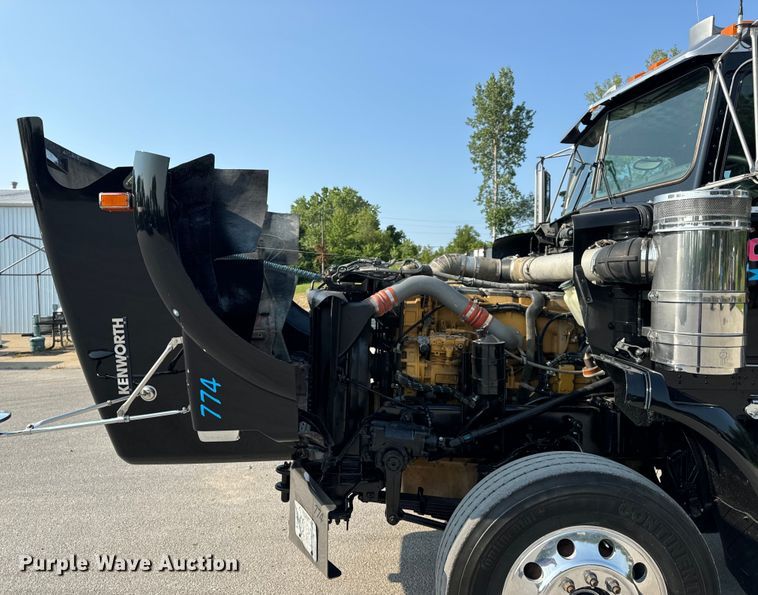 image for item OF9878 2003 Kenworth T800 semi truck