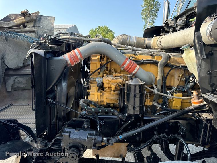 image for item OF9878 2003 Kenworth T800 semi truck