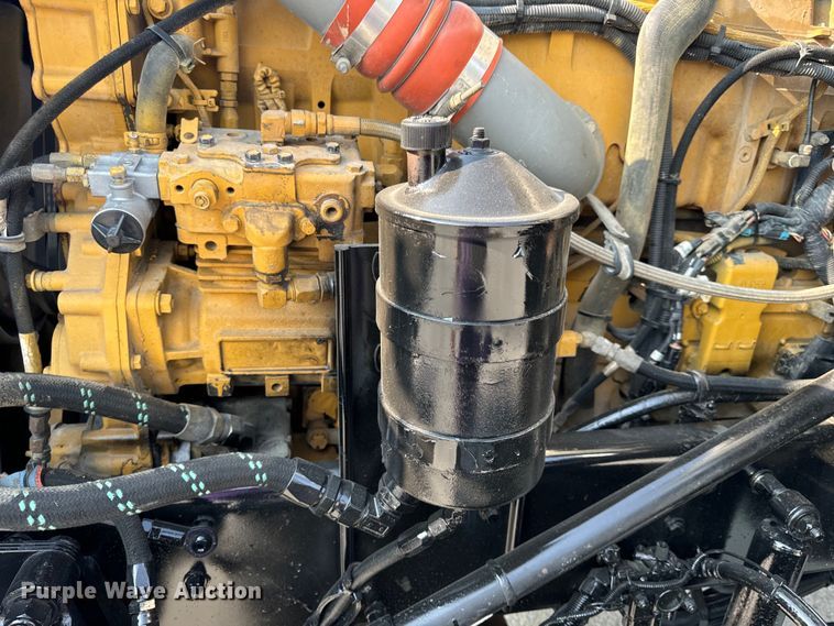 image for item OF9878 2003 Kenworth T800 semi truck