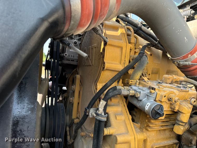 image for item OF9878 2003 Kenworth T800 semi truck