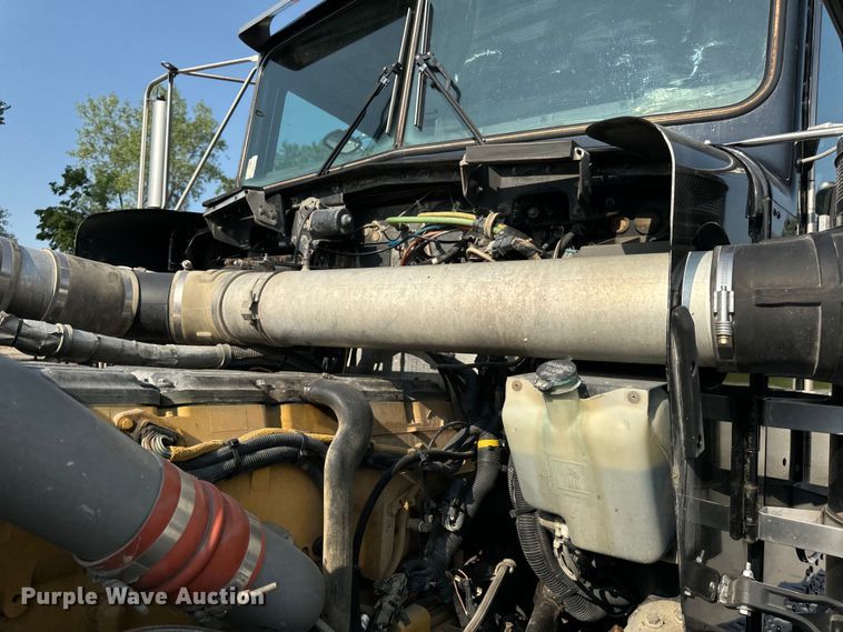 image for item OF9878 2003 Kenworth T800 semi truck