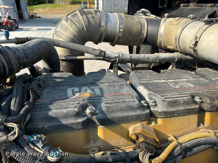 image for item OF9878 2003 Kenworth T800 semi truck