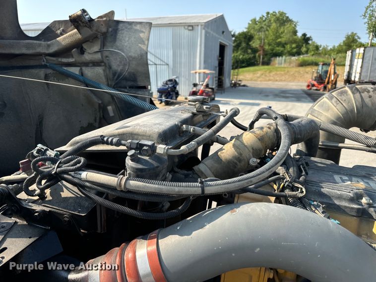 image for item OF9878 2003 Kenworth T800 semi truck