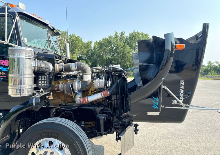 image for item OF9878 2003 Kenworth T800 semi truck