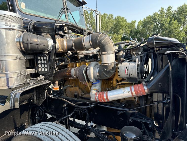 image for item OF9878 2003 Kenworth T800 semi truck