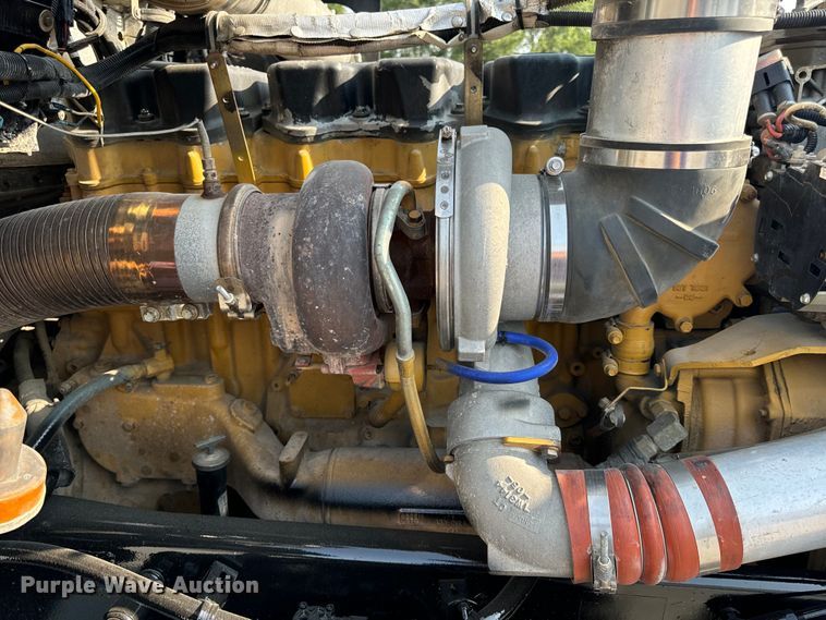 image for item OF9878 2003 Kenworth T800 semi truck