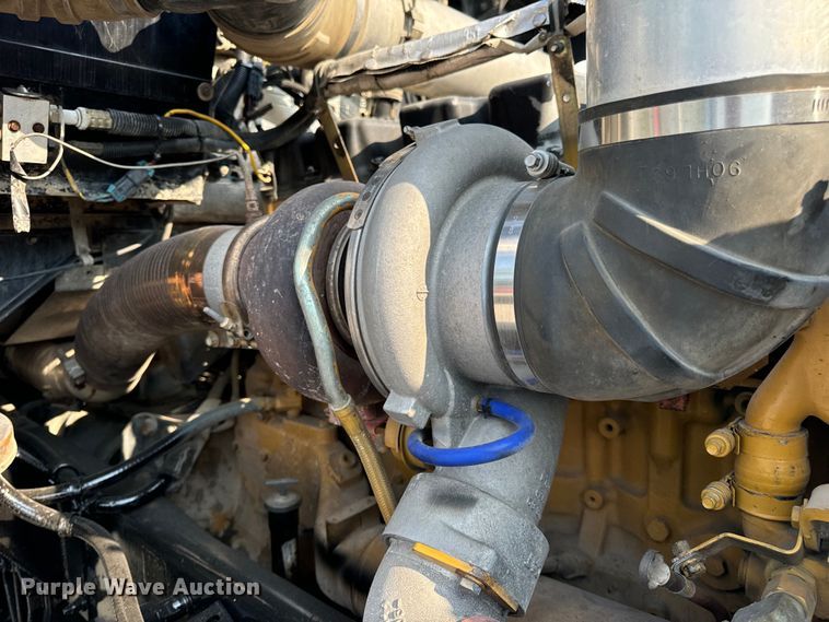 image for item OF9878 2003 Kenworth T800 semi truck